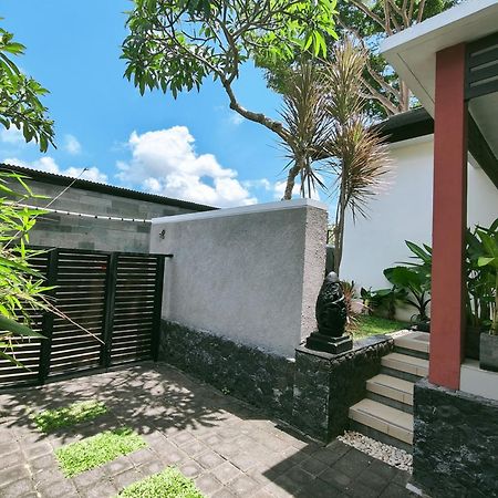 Maya Kori Villa Jimbaran Buitenkant foto